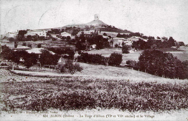 Vue générale du village et de la tour.