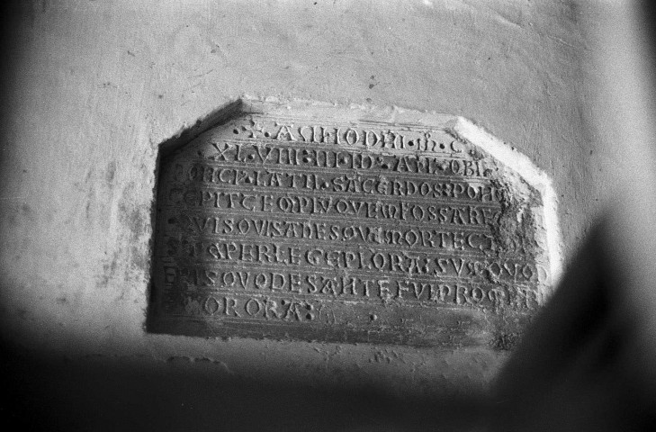 Arpavon. - Inscription dans l'église Saint-Étienne.