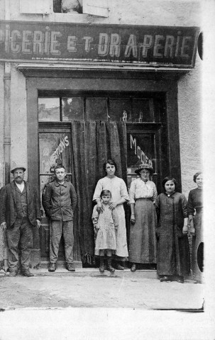 Grignan.- L'épicerie draperie Gérard Laffet.