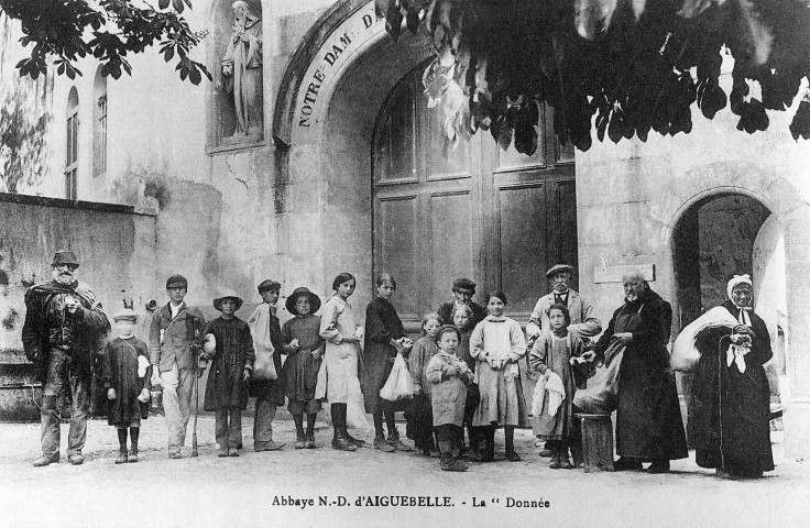 Montjoyer.- Distribution de nourriture par un trappiste de l'abbaye d'Aiguebelle.