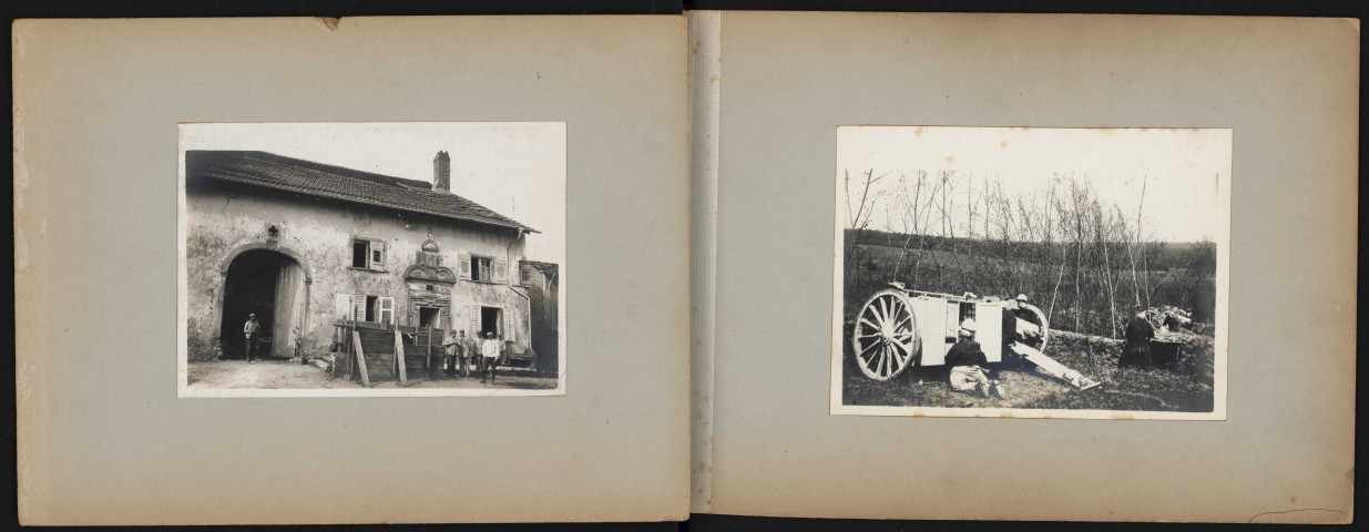 Soldats devant une maison. Batterie de canon leurre.