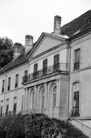 Triors.- Façade sud du château.