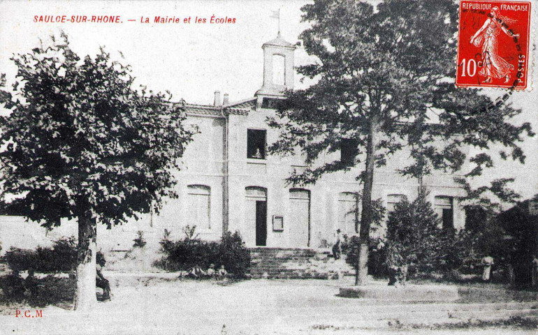 La mairie et le groupe scolaire.