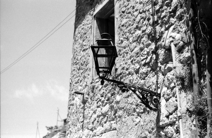 La Roche-sur-le-Buis.- Ancienne lampe à gaz.