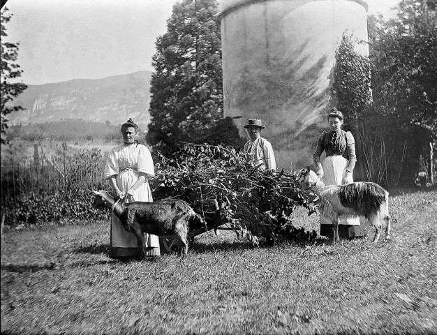 Saint-Thomas-en-Royans.- Paysans devant le pigeonnier du château de la Chartronnière.