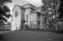 Chabeuil. - Le porche de l'église Saint Jean Baptiste