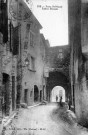 La porte Saint-Marcel est un ancien arc de triomphe romain dédié à Mars.