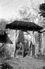 Peyrins.- Le porche de la ferme du château de Sallmard.