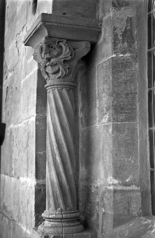 Mours-Saint-Eusèbe.- Chapiteau et pilier est du porche du clocher de l'église Notre-Dame.