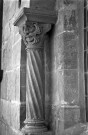 Mours-Saint-Eusèbe.- Chapiteau et pilier est du porche du clocher de l'église Notre-Dame.