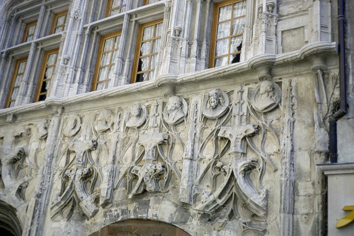 Façade de la maison des Têtes, Grande Rue.