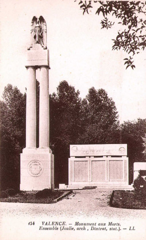 Le monument aux morts a été inauguré le dimanche 24 mars 1929, il est l'œuvre de l'architecte Henri Joulie et du sculpteur Gaston Dintrat.