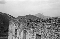 Montbrun-les-Bains.- Arrasage du mur nord du château, avant les travaux.