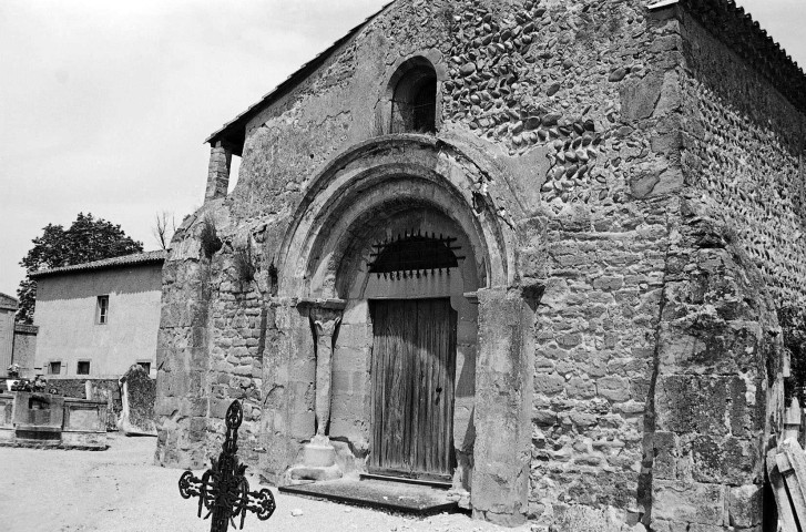 Albon. - Le porche de la chapelle Saint-Philibert et le cimetière.