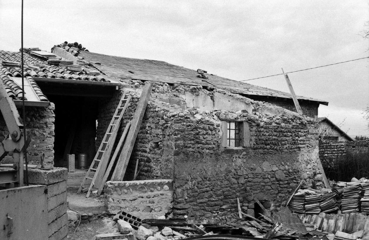 Portes-lès-Valence. - Restauration d'une ferme.