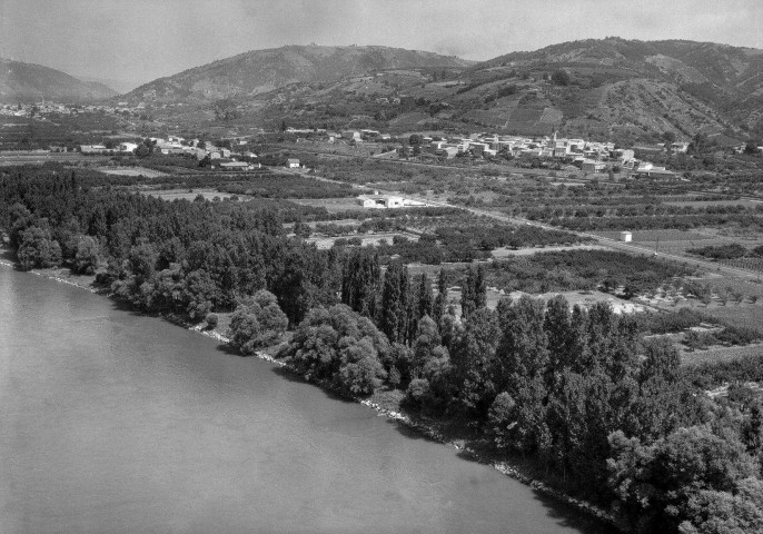 Gervans. - Vue aérienne du village et des bords du Rhône.