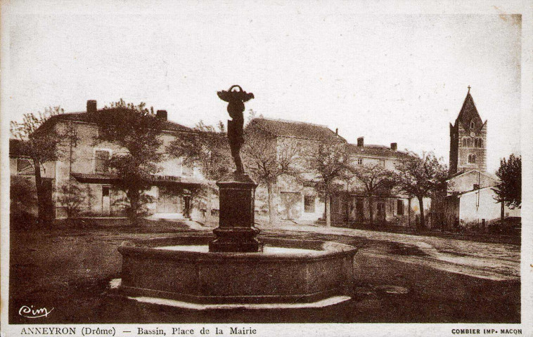 Anneyron.- La fontaine place de la Mairie.