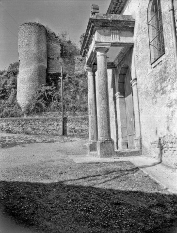 Chabrillan. - L'église Saint-Julien et les vestiges du château.