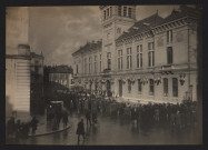 [Manifestation ou cérémonie] devant la mairie de Valence.