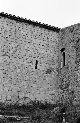 Soyans.- La façade sud de la chapelle du château.