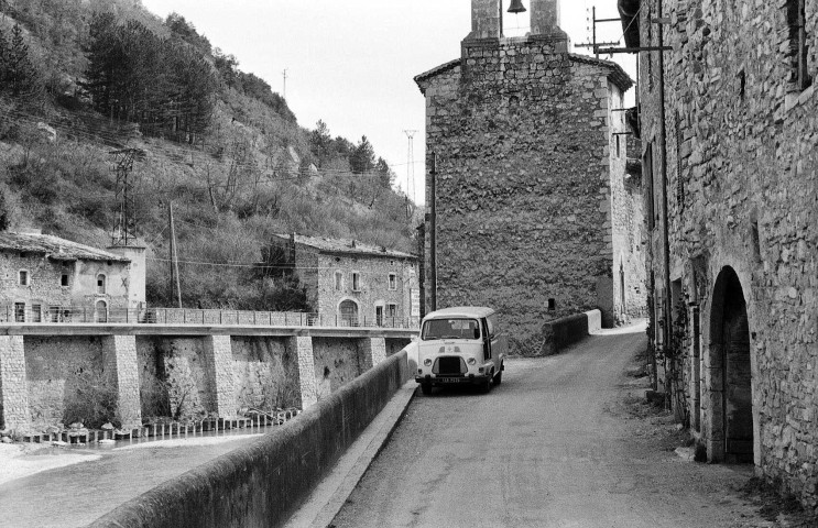 Pontaix. - La façade nord-est du temple.