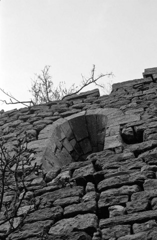 Montjoyer.- Fenêtre de la façade est de la tour de Montlucet.