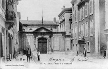 Valence.- L'entrée de la Préfecture bombardée en 1944.