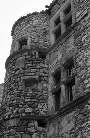 Rousset-les-Vignes. - La façade nord du château.