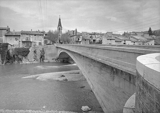 Aouste-sur-Sye.- Vue du village et du pont sur la Drôme.