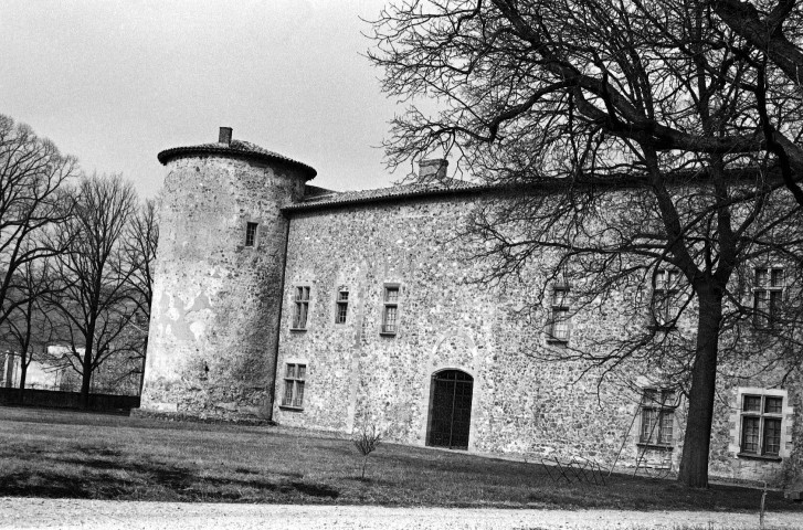 Saint-Vallier. - La façade sud du château.