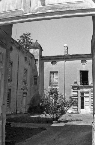 Châteaudouble.- Façade est du château.