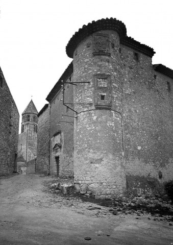 La Garde-Adhémar. - Une rue du village et l'église Saint Michel (XIe siècle)