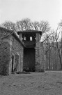 Saint-Vallier. - Reste de l'enceinte fortifiée du château.