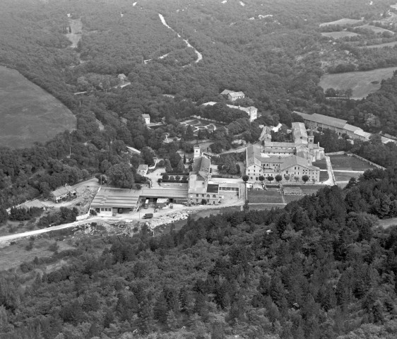 Vue aérienne de l'abbaye d'Aiguebelle.