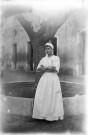 Arles (Bouches-du-Rhône). - Marthe de Courtois, en uniforme d'infirmière.