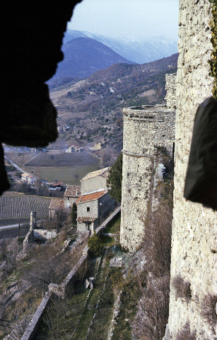 Montbrun-les-Bains.- Restes de la tour sud-ouest du château.