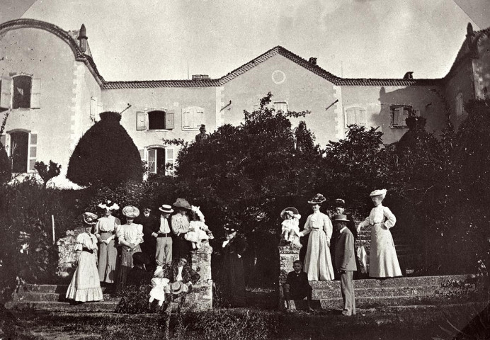 Peyrins. - Personnages dans le jardin du château de Sallmard.