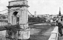 Valence.- Le pont suspendu sur le Rhône (1830-1907), vue prise du nouveau pont de pierre.