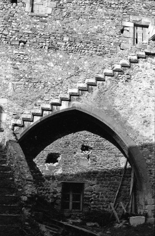 Tulette. - Escalier à l'extérieur de l'église Saint-Pierre.