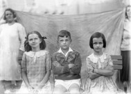 Charols, château de Salettes. - Françoise Champin, Jacques Champin et Marie-Thérèse Champin, assis sur des chaises de jardin, côte à côte.