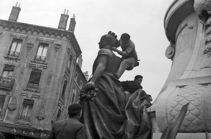 Valence.- Démolition du monument d'Émile Augier, place de la République en janvier 1942.