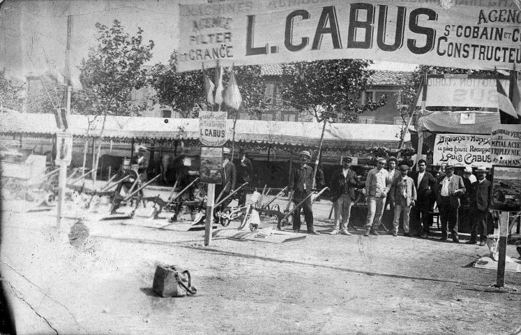 Les établissements Louis Cabus exposent à une foire de Loriol leurs machines agricoles.