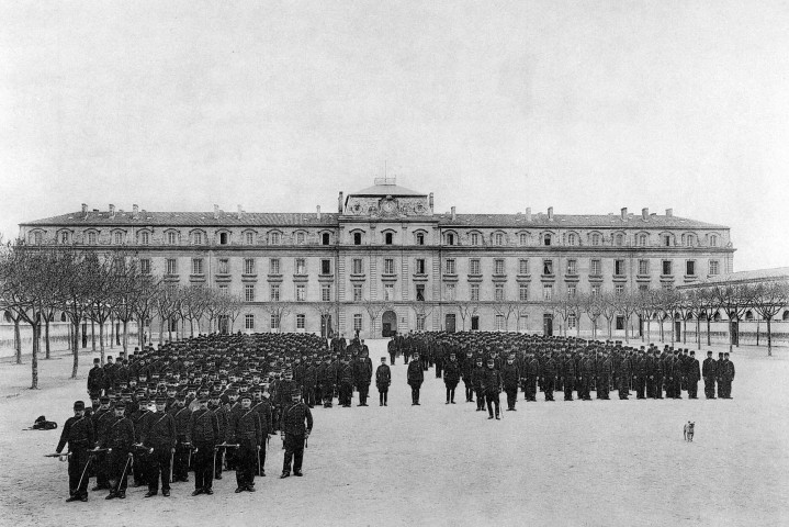Valence. - Manœuvre dans la cour de la caserne Chareton.