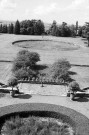 Triors.- Le jardin vu du balcon de la façade sud du château.