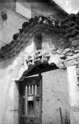 Clansayes. - Porte aux abords de l'église Saint-Michel.