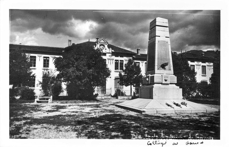 Le collège et le monument aux morts.