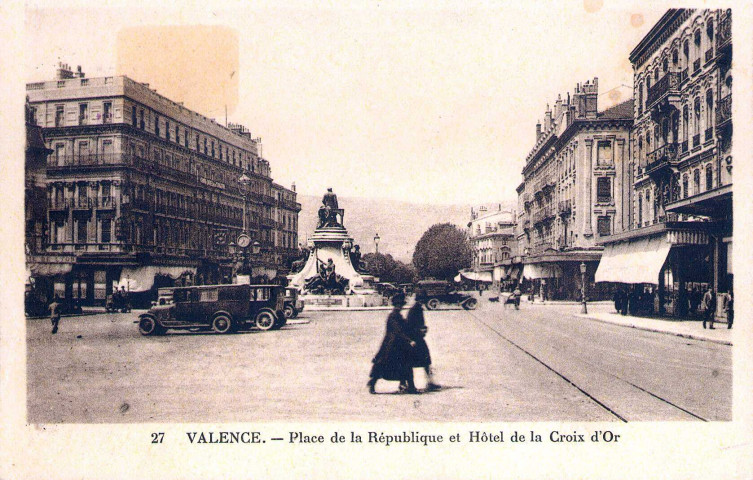 Le monument d’Émile Augier (1897) place de la République.