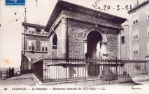 Le Pendentif, monument funéraire (XVIe siècle).