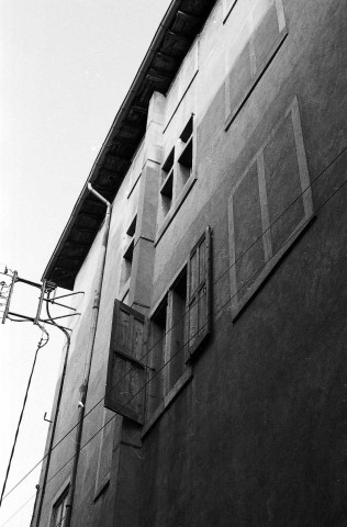 Valence. - La façade ouest de l'ancienne abbaye de Vernaison, devenue annexe du Palais de Justice.