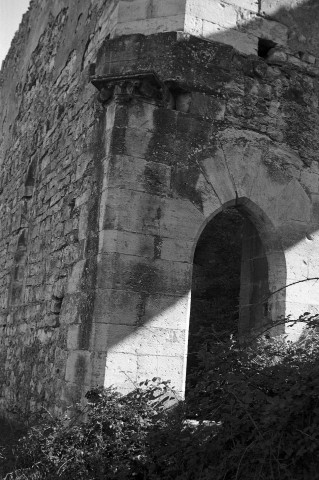 Sauzet.- Porte du château.